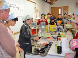 野菜とお肉を炒めます。